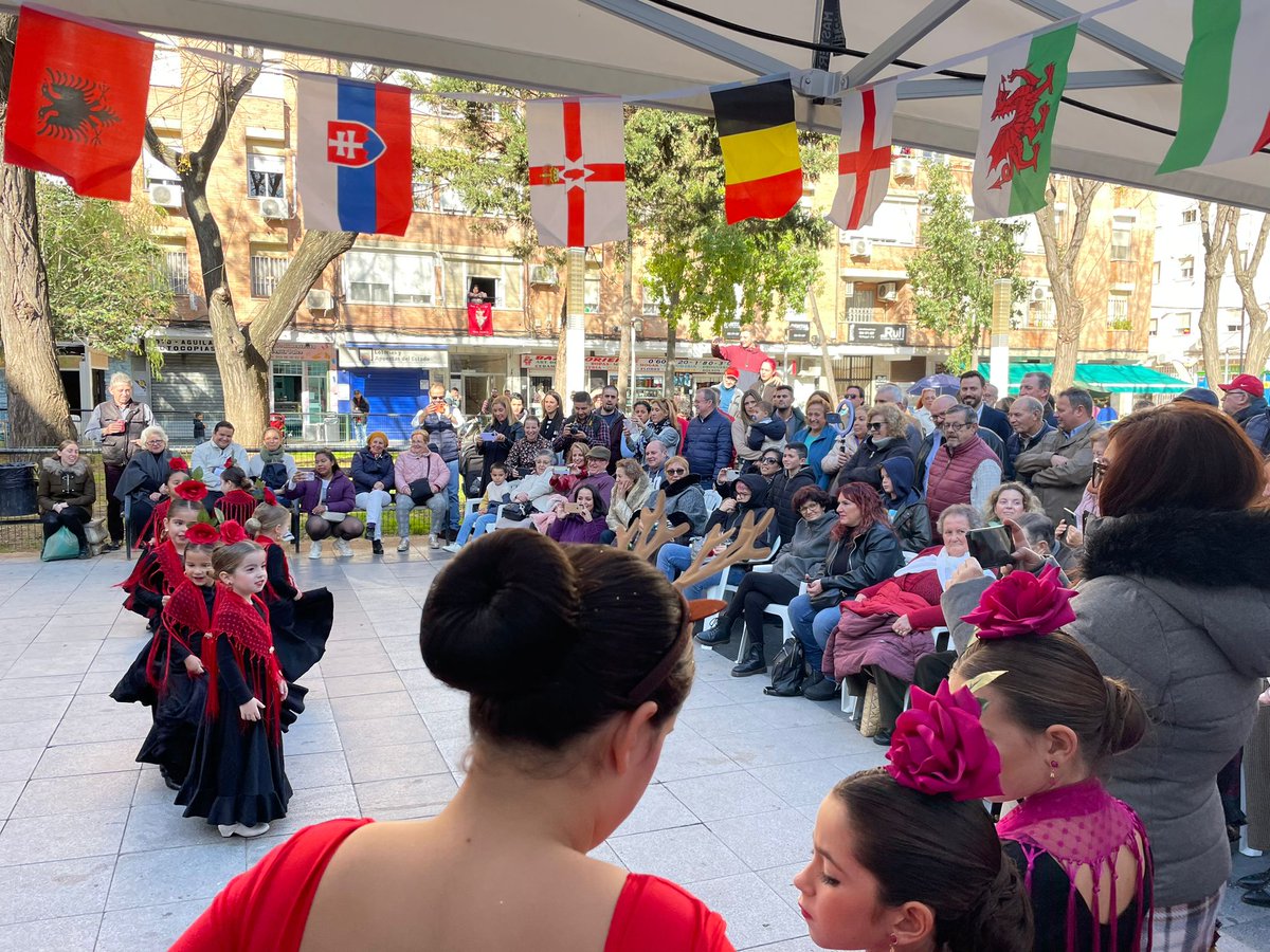 FeriaCulturasSJ's tweet photo. 🤩🥳Seguimos a tope!!! con los #bailesdelmundo de la Escuela Profesional de Danza #ZapateanDos en la Plaza del Encuentro en la 7ª Feria de las Culturas SJ de #Aznalfarache
#FeriadelasCulturas #multiculturalidad #diversidad #convivencia #18D #DiadelaPersonaMigrante #DiadelMigrante https://t.co/yex8KEmUVd