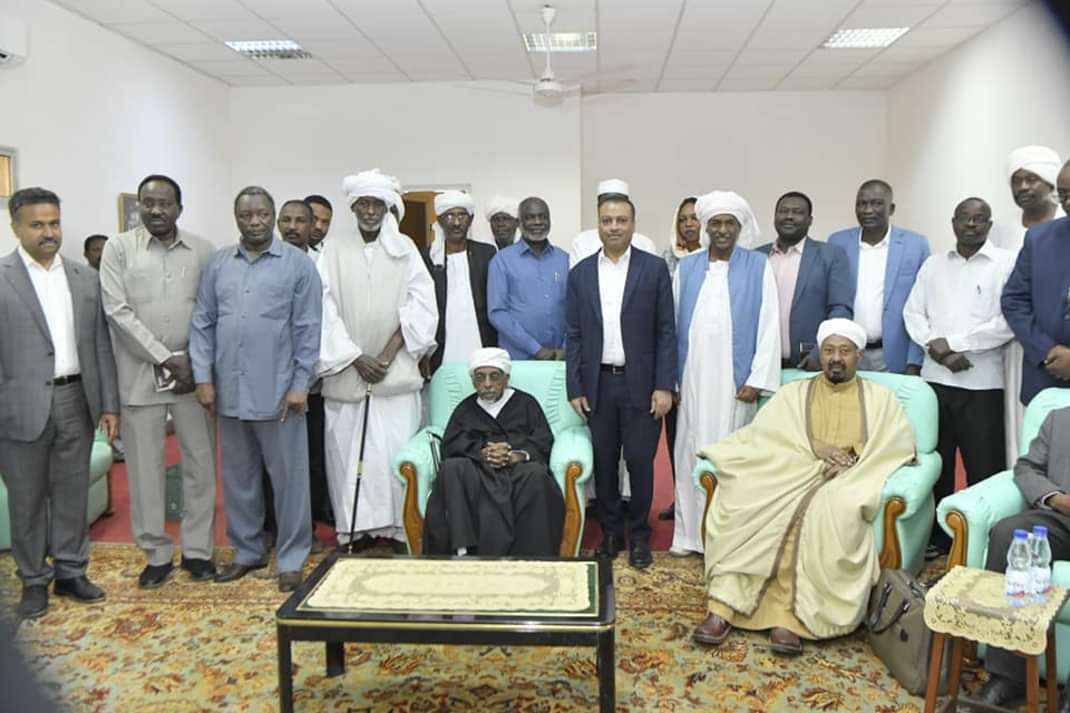 وانتم جايين على جنينة السيد علي الميرغني ألم تروا حال الشوارع . الم يستفذكم منظر  الشباب في الإشارات ينظفون زجاج عرباتكم . والجالسين على جنبات الجدران المشخبطة بسقوطكم. ألم تروا وجوه المواطنين المرهقة ..