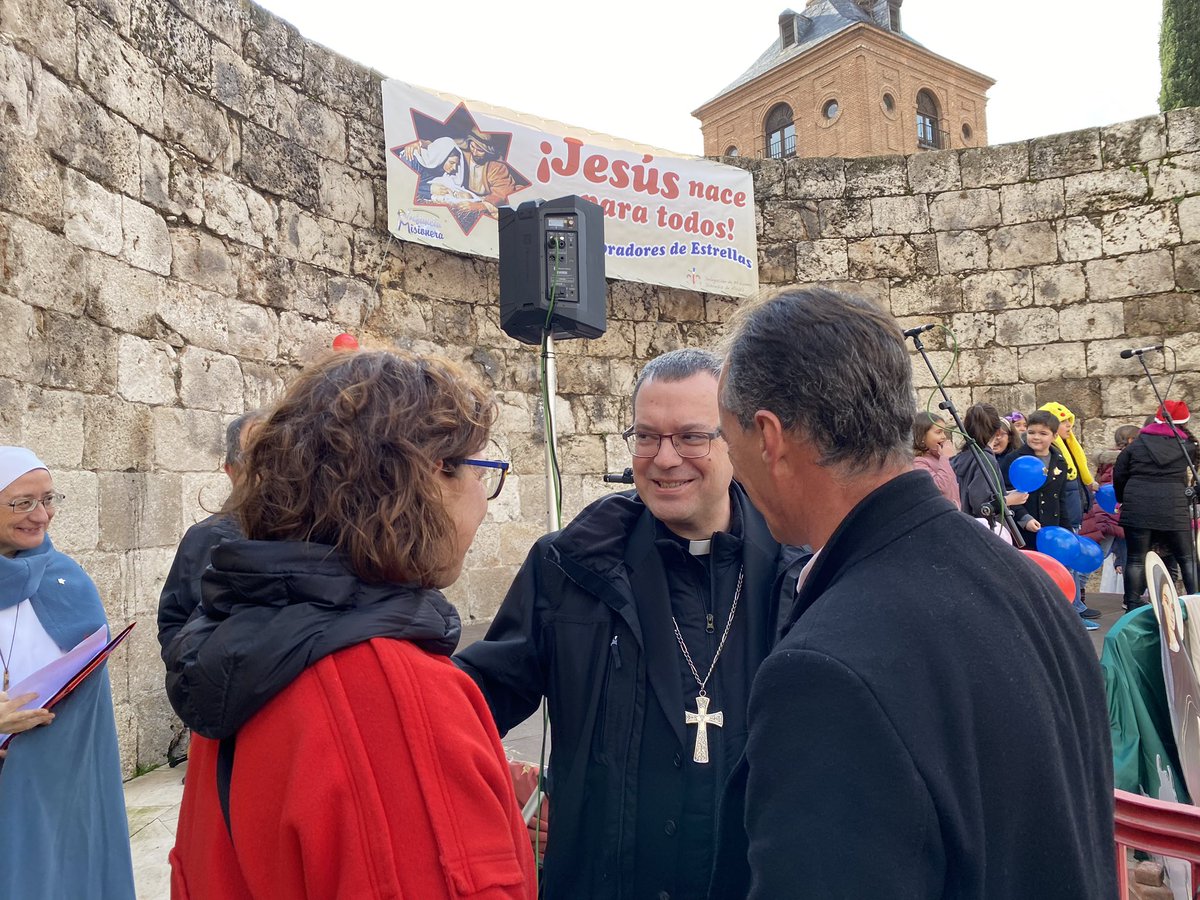 CSAlcalaH's tweet photo. 🎄Navidad y villancicos en las Ruinas de Santa María con ‘Sembradores de Estrellas’.

🟠 El vicealcalde @miguelalezcano ha acompañado a las parroquias de nuestra ciudad. https://t.co/Ht3hHv6CAd
