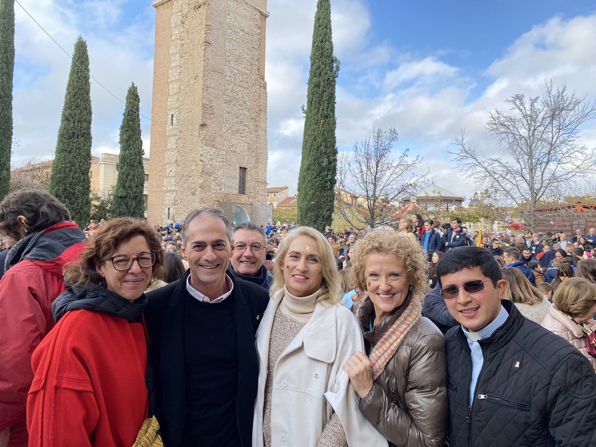 CSAlcalaH's tweet photo. 🎄Navidad y villancicos en las Ruinas de Santa María con ‘Sembradores de Estrellas’.

🟠 El vicealcalde @miguelalezcano ha acompañado a las parroquias de nuestra ciudad. https://t.co/Ht3hHv6CAd