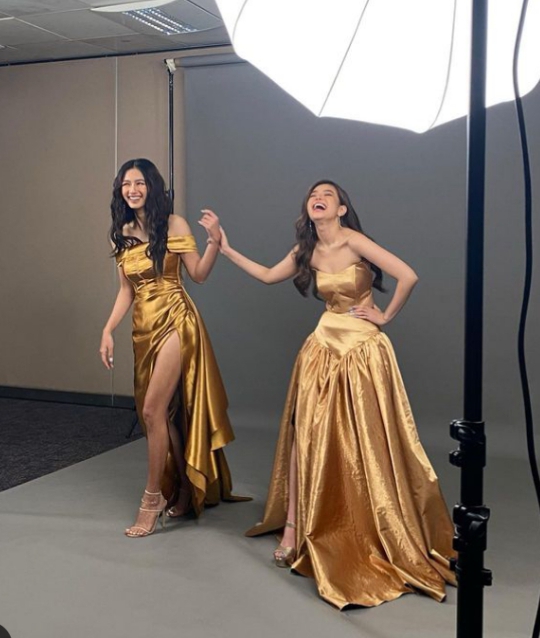 kawbear__'s tweet photo. a rare photo of kao and bianca—

and kaori girl in that gold high slit dress omg 😳🤍

#KaoriOinuma | Kaori Oinuma
#ABSCBNChristmasSpecial2022 https://t.co/77fzdGET9i