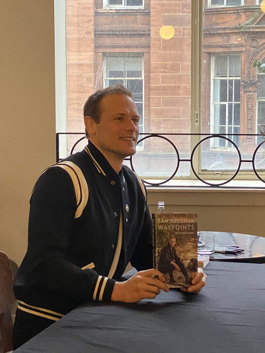 HeleneAdelia's tweet photo. Thank you @SamHeughan for your time and kindness. Allez les bleus 🇫🇷 I’ve got the best time ever! Thank you @WaterstonesGla for organizing this event ! https://t.co/45Q1fpxtUG