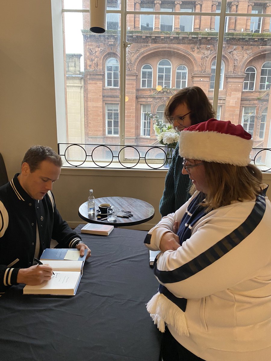 HeleneAdelia's tweet photo. Thank you @SamHeughan for your time and kindness. Allez les bleus 🇫🇷 I’ve got the best time ever! Thank you @WaterstonesGla for organizing this event ! https://t.co/45Q1fpxtUG