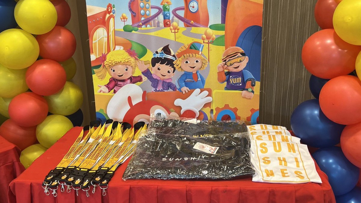 teamanjiuniv's tweet photo. Aside from the charity events that we’ve achieved today, our first Sunshines’ Day x Christmas Party with Anji was also a success!

Thanks to everyone who took the time to travel such a long way to celebrate with us!

See you next year? 👀

JOYFUL ANJI ON ABSCBNight
#AnjiSalvacion https://t.co/yzpwotwSz0