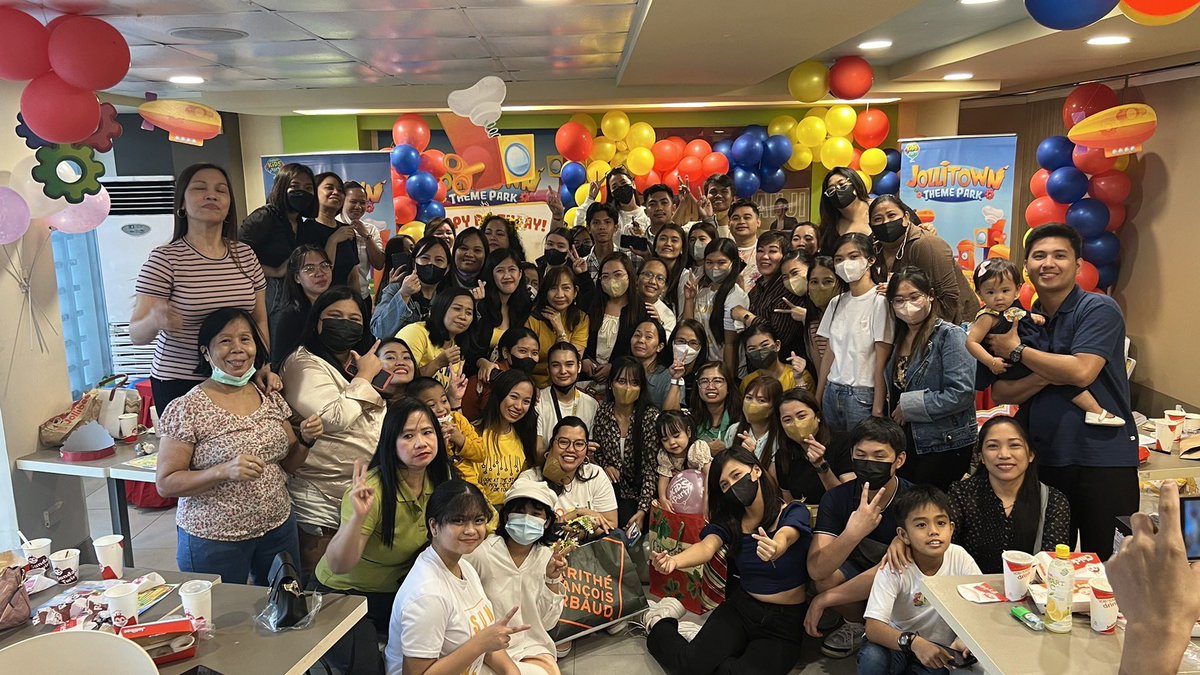 teamanjiuniv's tweet photo. Aside from the charity events that we’ve achieved today, our first Sunshines’ Day x Christmas Party with Anji was also a success!

Thanks to everyone who took the time to travel such a long way to celebrate with us!

See you next year? 👀

JOYFUL ANJI ON ABSCBNight
#AnjiSalvacion https://t.co/yzpwotwSz0