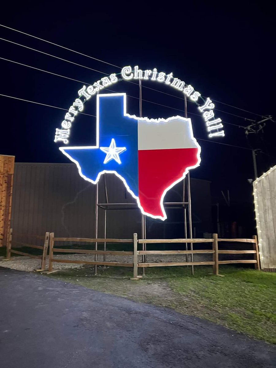 CISDHudson's tweet photo. Had a blast at Santa's Wonderland. Got to spend the day with family and watch my son be amazed at all the lights. #SantasWonderland #FamilyTime #BestTimeOfTheYear #MerryChristmas https://t.co/SQ0TcFQz1a