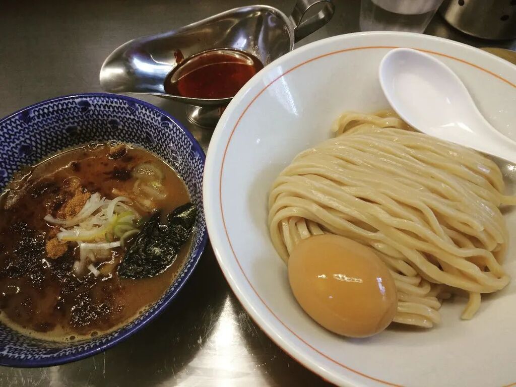 ramen36524's tweet photo. つけ麺 神儺祁 味玉魚雷つけ麺 熊本のつけ麺の名店の東京出店とのこと。カレーつけ麺はあるが、こちらは後でカレールーを投入する初めて見るタイプ。���入すると豚骨魚介からスパイシーに大きく変化 #庚申塚 #西巣鴨 #つけ麺 #ラーメン #ramen https://t.co/KZIzQHwded https://t.co/C8io4ue79o