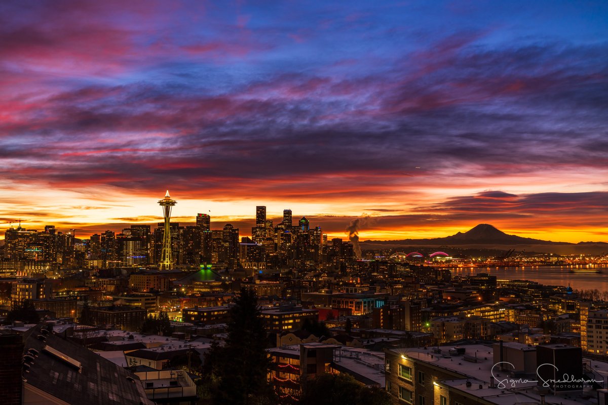 “Seattle sunrise definitely is in the running for the best this year” #Seattle #Washington #USA 🇺🇸 ⁦<a href="/VisitSeattle/">Seattle</a>⁩ ⁦<a href="/Seattlemag/">Seattle magazine</a>⁩ #travel #beautiful #bluehour #goldenhour #colours #sky #landscape #sunrise #cityscape #photography by <a href="/sigmas/">Sigma Sreedharan</a> 💙📸🧡