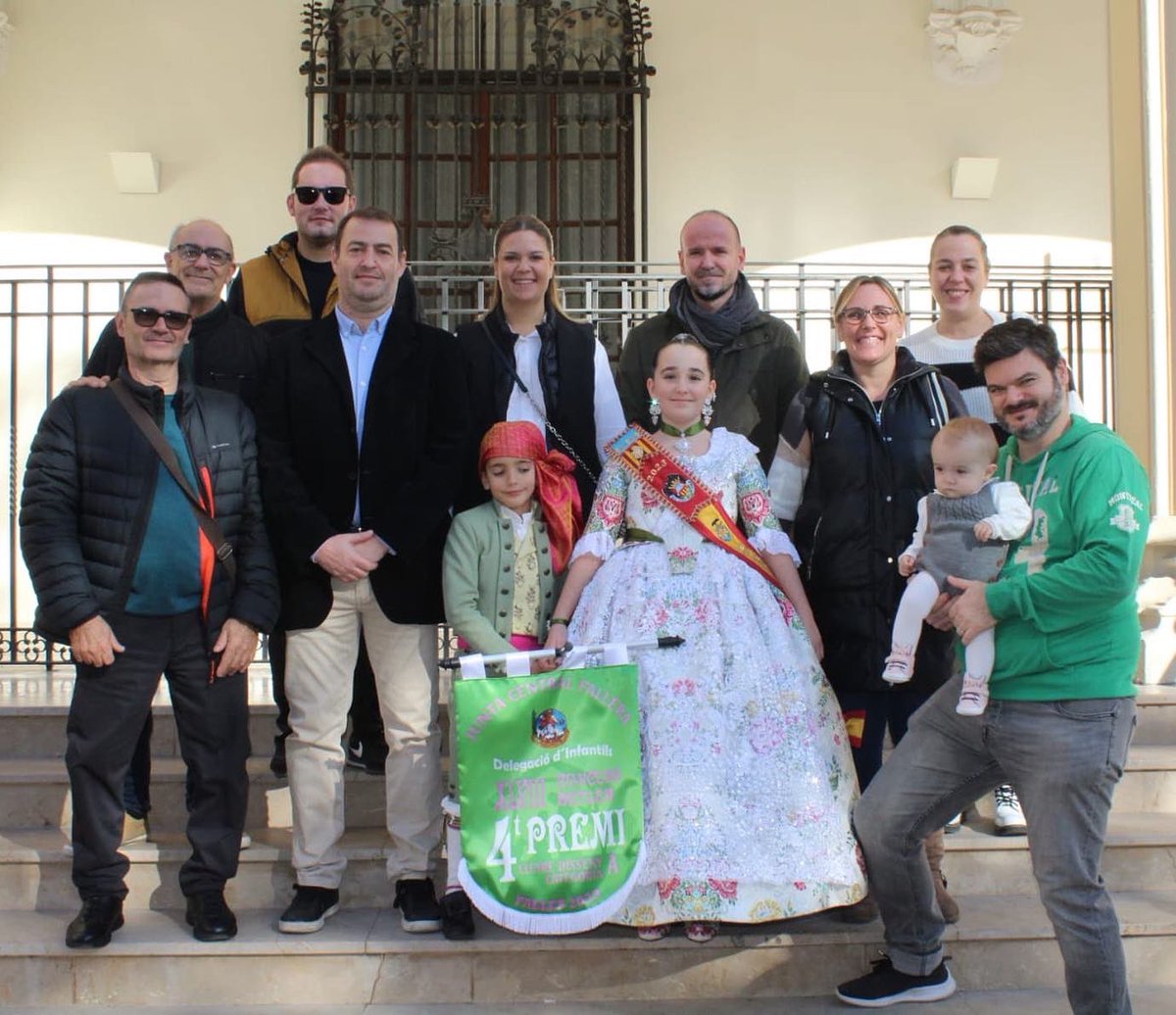 SanVicentMarva's tweet photo. Nuestro Cuadro de Honor junto a representantes de la Delegación del Belén han recogido hoy el 4º premio de la @jcf_falles22   👼#fallaSVM #BELEN22 #fallas23 https://t.co/TUHvYHToTB