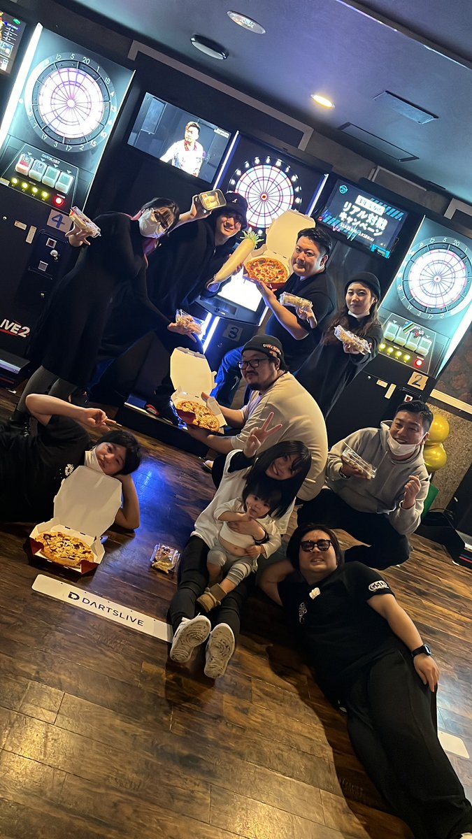 DARTSBARTs2's tweet photo. 餃子100個にピザ、シャンパンありがとうございます！！ https://t.co/i0QQnhZYSF