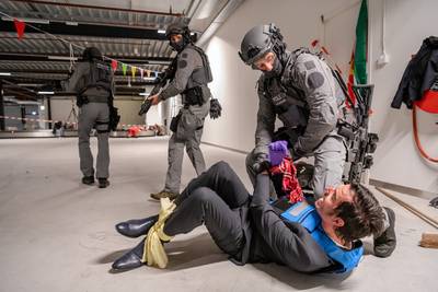 Op de vloer liggen negen slachtoffers tussen de patronenhulzen: zo oefent de politie een klopjacht op terroristen gelderlander.nl/home/op-de-vlo…