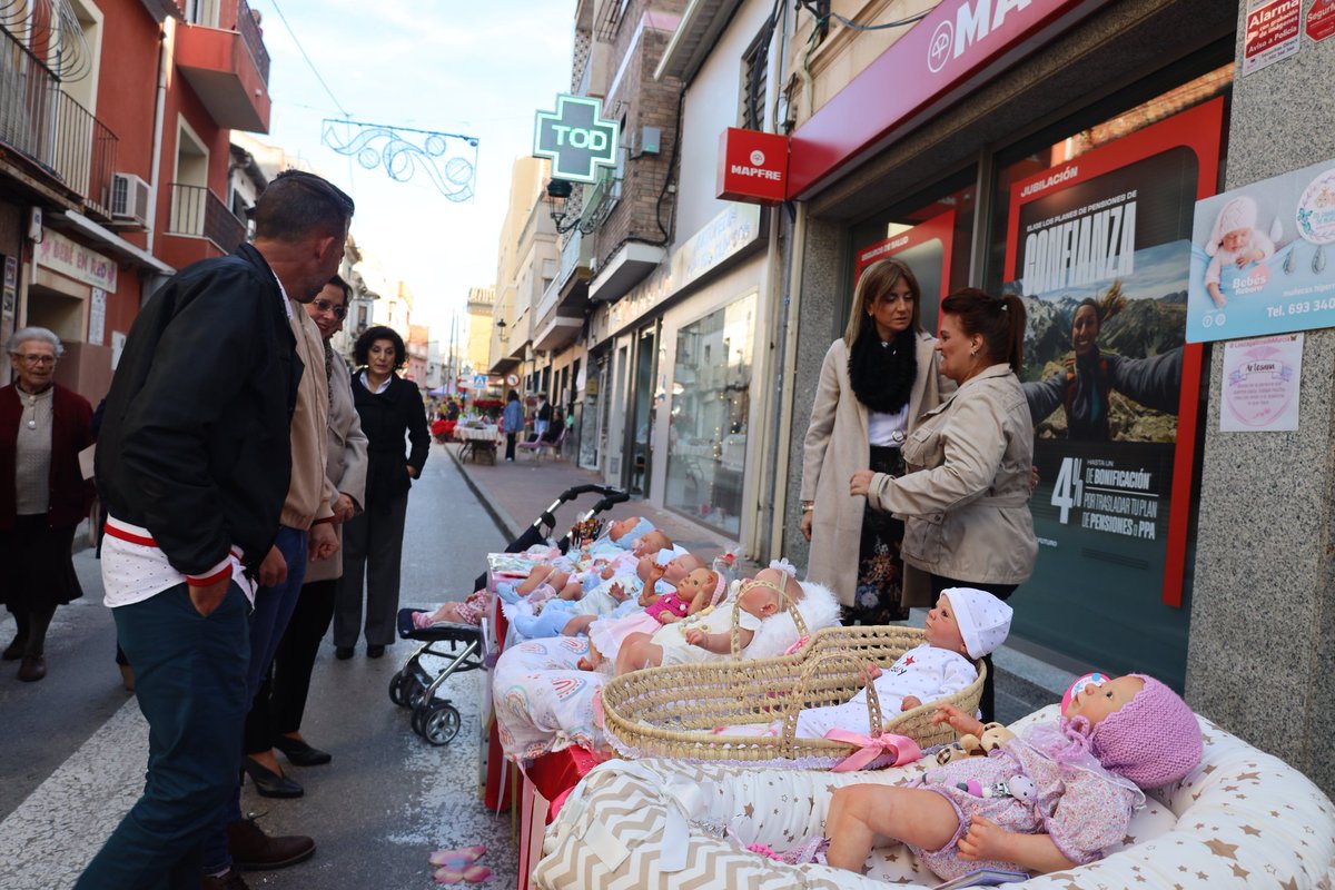 AytoArchena's tweet photo. 🎄🎅 Los comercios de la calle Ramón y Cajal de #Archena realizan su propio MERCADILLO NAVIDEÑO amenizado por los villancicos del grupo de coros y danzas "Verderol" de nuestra localidad 🥁.
La alcaldesa @Patriciaflopez y el concejal de #comercio @damianpagan94 lo han inaugurado. https://t.co/MNoak6ME2d