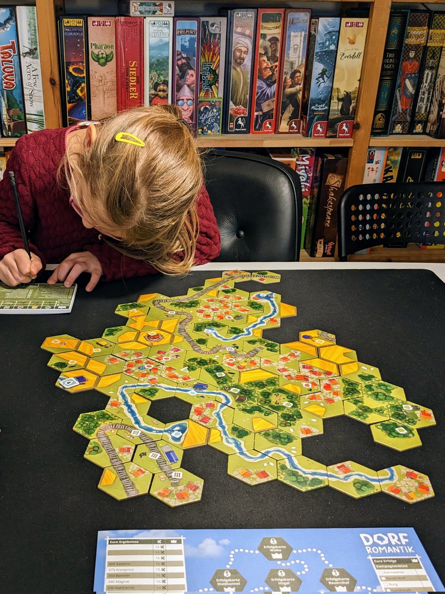 Am Ende kann Luise 165 Punkte notieren. Die erste Partie hat uns riesigen Spaß gebracht. Schaut mal, wie schön unsere Landschaft geworden ist 🤩 #Dorfromantik @Seetroll <a href="/pegasusspiele/">Pegasus Spiele</a> <a href="/_Toukana/">Toukana ✨STAR BIRDS🐤 | Wishlist Now!</a>