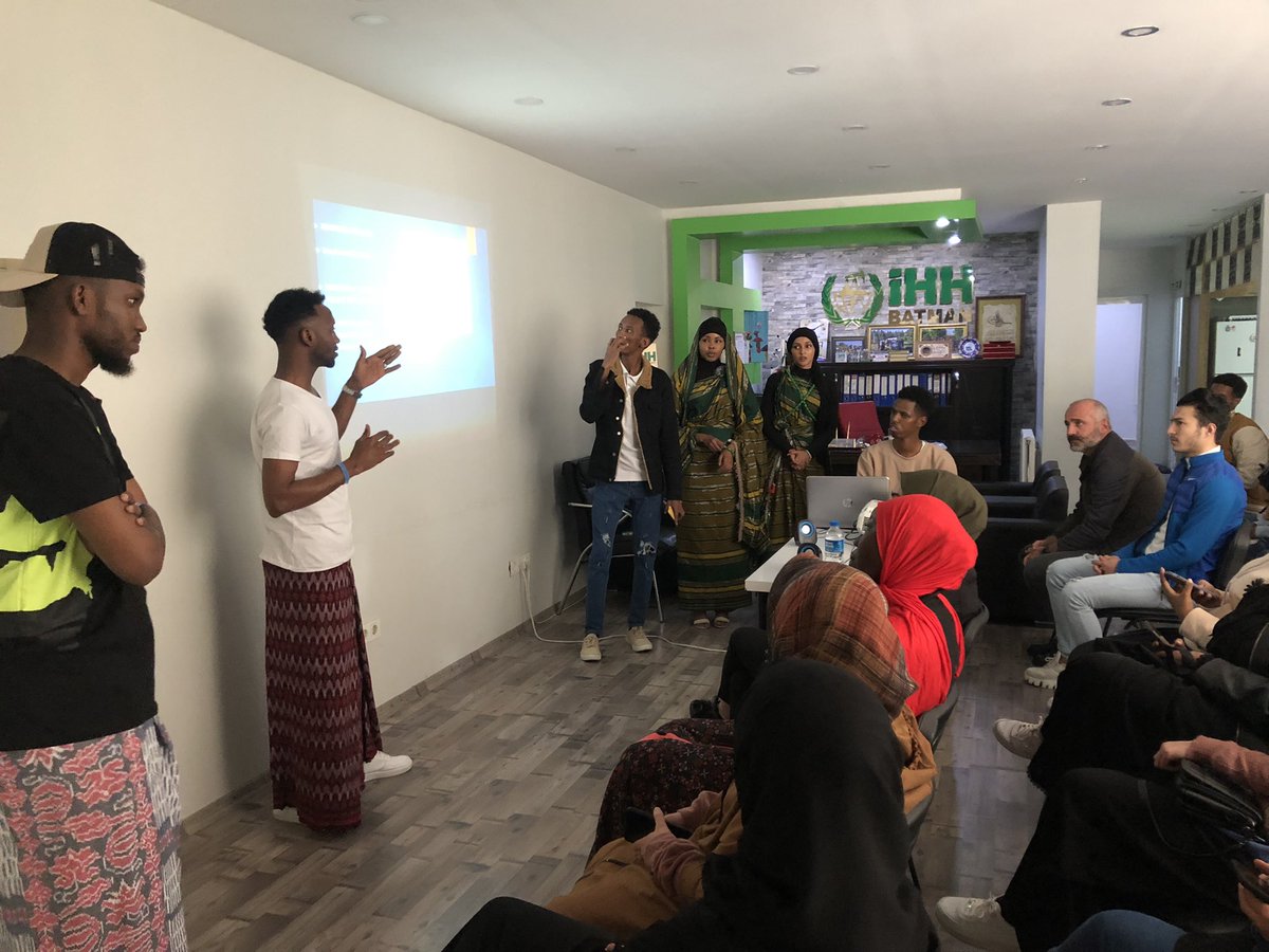 batmanbatuder's tweet photo. Ülke tanıtım günlerimize kardeş ülke Somali ile devam ediyoruz. Somali’nin coğrafi, iktisadi ve kültürel özellikleri ile ilgili öğrencilerimiz nitelikli bir sunum gerçekleştirdi. https://t.co/IjzWmr6JL3