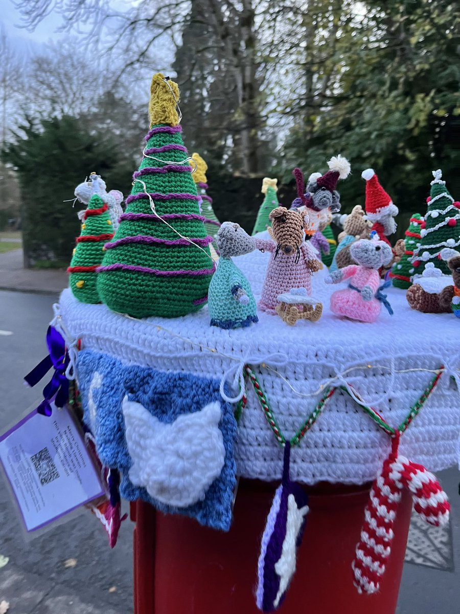 LESLEYG86's tweet photo. #sherunscardiffyarnbomb #cardiffpostbox #christmaspostbox 🎄🎅🏻📮 https://t.co/QSkBJVbhGj