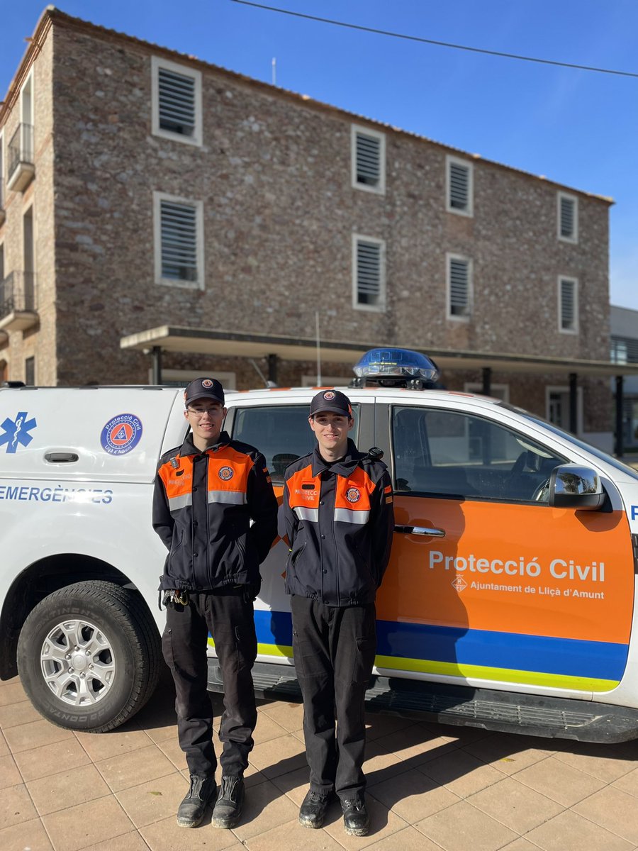 pcadf_llicamunt's tweet image. Avui, en Pau i l'Ivan, han aplicat maniobres de #SVB i #DEA a una persona que ha patit una aturada cardiorespiratòria i han prestat suport als companys del @semgencat Les maniobres han estat iniciades per agents de la @LlamPolicia 1/2