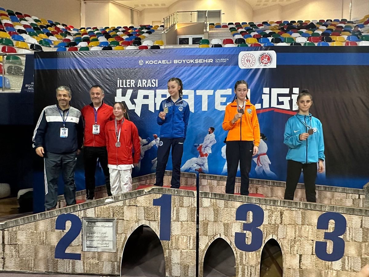Kentimizde düzenlenen Kocaeli Büyükşehir Belediye İller Arası Karate Ligi 3. etabına katılan 14 il, 55 kulüp ve 822 sporcu arasından ekibimiz: 12 altın, 6 gümüş ve 11 bronz madalya ile 3. Etap Genel Klasman Şampiyonu oldu. 🥋
Sporcularımızı ve teknik ekibimizi tebrik ediyoruz. 👏