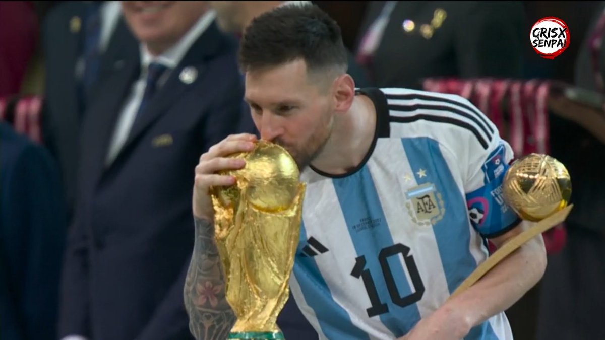 Kusiru1602's tweet photo. Messi acariciando y besando la copa https://t.co/iHS75rdnrK