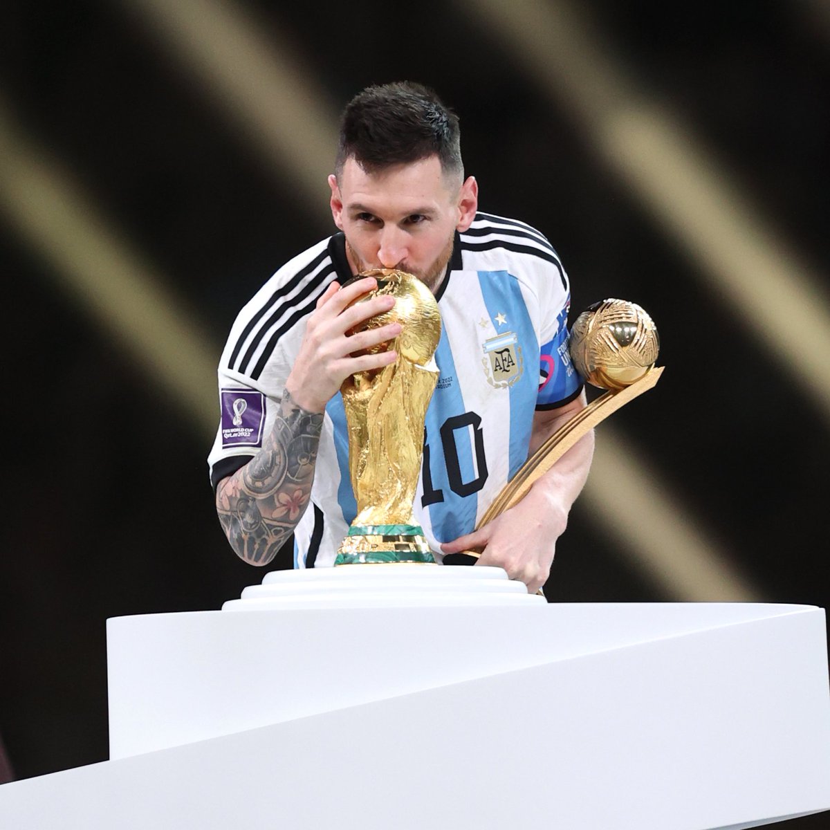 Besa la copa el muchachito 🏆