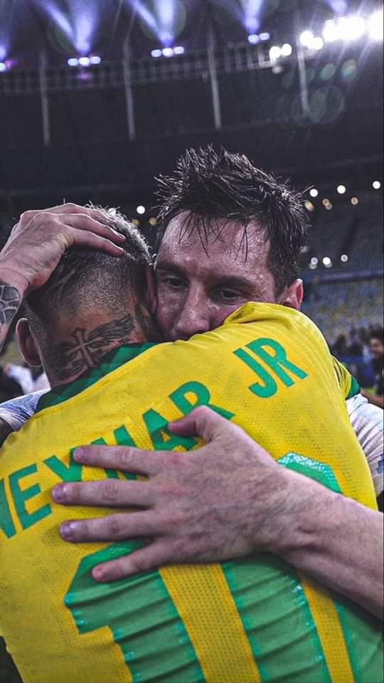 perito_da's tweet photo. @LulaOficial @alferdez Argentina Campeã, @jairbolsonaro Presidente e o povo contente 🇧🇷🇦🇷🇧🇷🇦🇷 
Gracias @fercerimedo_br 

E o ladrão não sobe a rampa🤮 https://t.co/9kGNB8jnMk