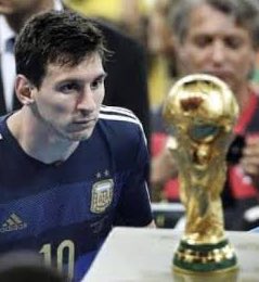 ricardotmn's tweet photo. Estas 2 imágenes dicen tanto... Felicidades Messi https://t.co/D2tY0noB4L