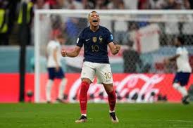 Billie_T's tweet photo. Romero didn’t forget what Mbappe did to our guy https://t.co/ibEGpyygEP