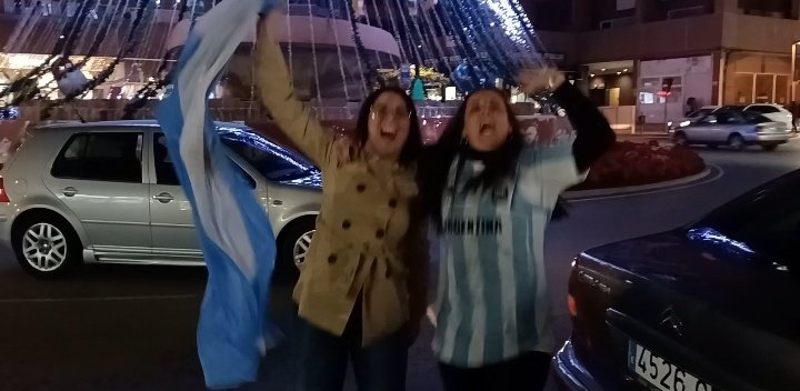 COPE_Lorca_'s tweet image. @FIFAWorldCup 
@afa campeona del Mundo de Fútbol. 
La selección de Argentina se impuso a Francia en la tanda de penalties.
El partido finalizó 3-3 tras 120 minutos emocionantes.
Argentinos residentes en Lorca salen a celebrarlo por las calles de la ciudad