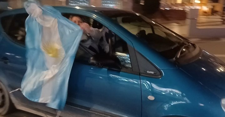 COPE_Lorca_'s tweet image. @FIFAWorldCup 
@afa campeona del Mundo de Fútbol. 
La selección de Argentina se impuso a Francia en la tanda de penalties.
El partido finalizó 3-3 tras 120 minutos emocionantes.
Argentinos residentes en Lorca salen a celebrarlo por las calles de la ciudad