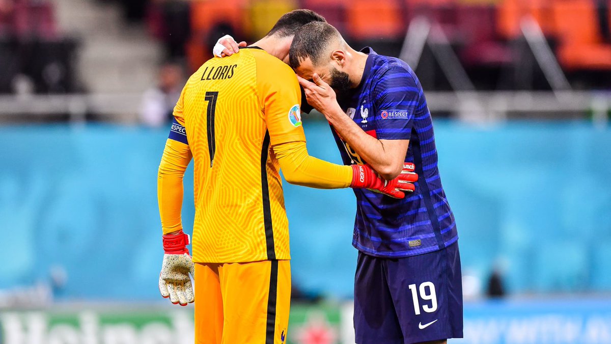 espacedebenzema's tweet photo. Lloris 🤣🤣🤣 C’est le pire gardien de l’Histoire sur tir au but. La seule fois où il l’arrête c’est quand Benzema lui dit où sauter https://t.co/BEan0hJSVG