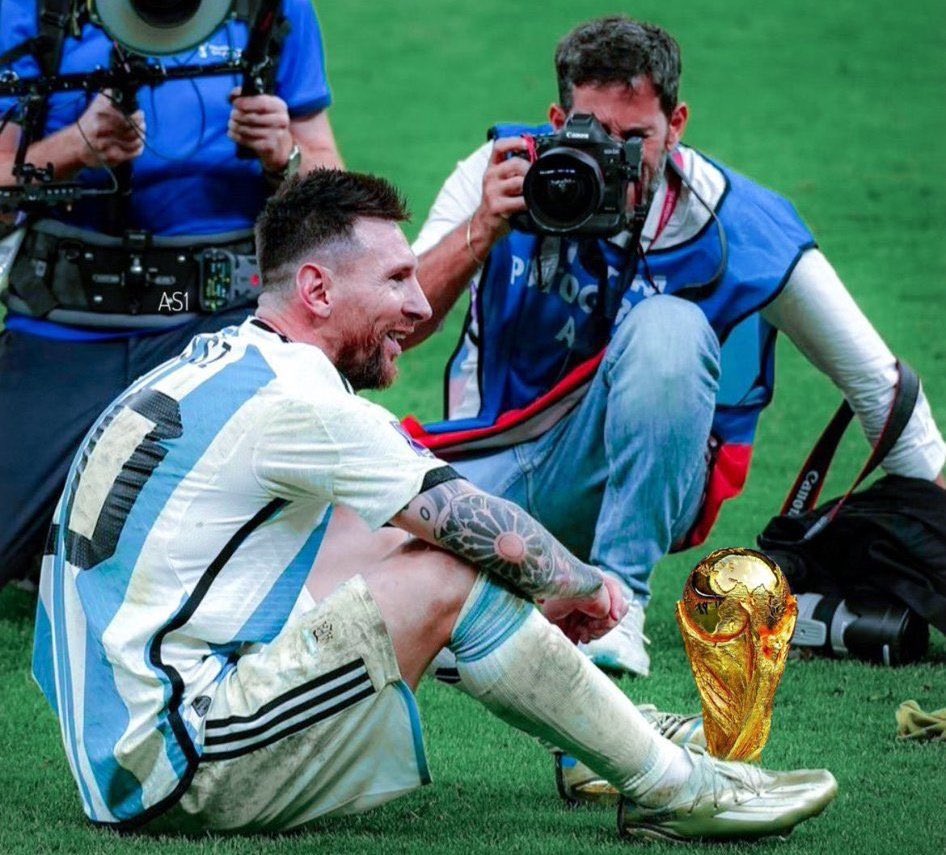 ZAEMMOF's tweet photo. اعظم لاعب بتاريخ كرة القدم رغم عن اكبر شنب 👑 https://t.co/VoAk8ZKqWY