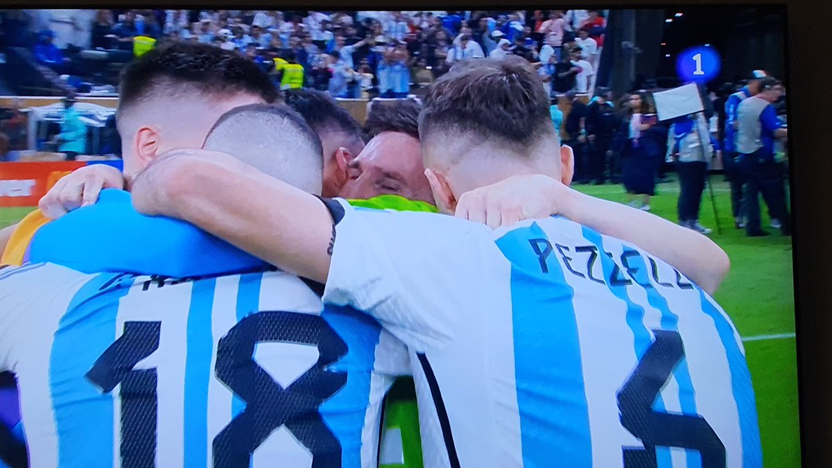 PabloMartinOfic's tweet photo. ¡FELICIDADES A ARGENTINAAAA! ¡Partidazo, guerreros! ¡Son grandes! Ambos merecieron ganar, Francia sacó la garra un poco tarde pero ¡AMBOS SON CAMPEONES! https://t.co/ax1rUiD1ru