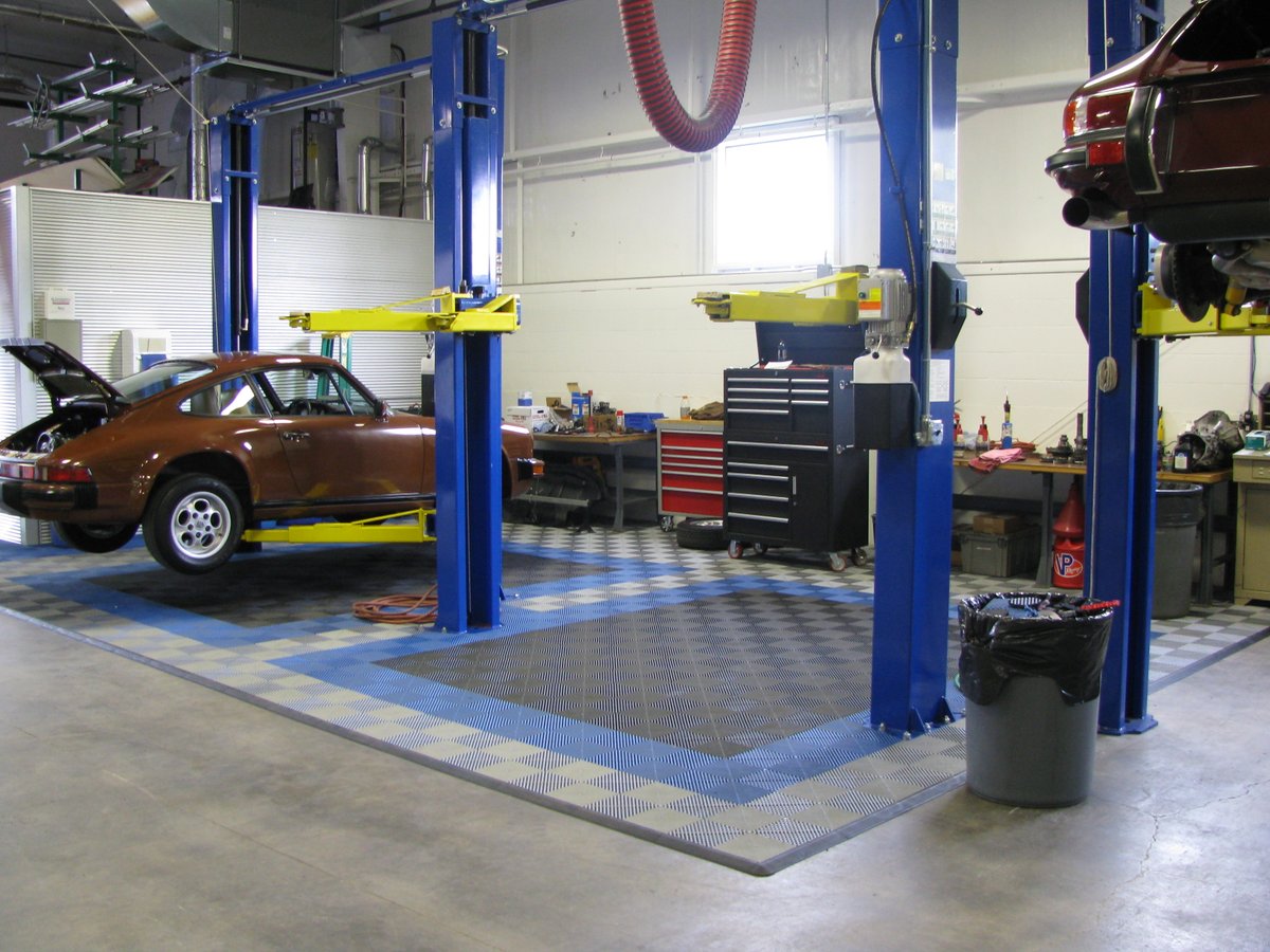 Swisstrax's tweet image. Lifts, jacks, dynos, doesn&apos;t matter. Swisstrax is engineered and built to withstand automotive demands. 

Get the same performance in your garage: swisstrax.com/commercial-wor…

#garage #flooring #modularflooring #garageideas #dyno #carlifts #workshop