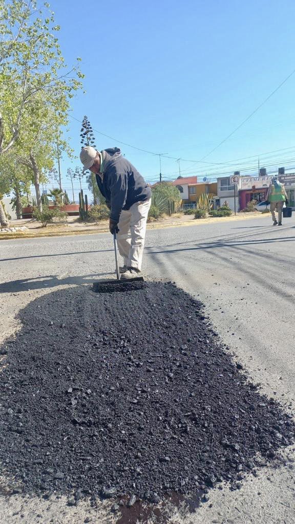 sergiobanosr's tweet image. Familia, estamos trabajando con el #ProgramaDeBacheo 👷🏻‍♂️ en nuestra capital hidalguense. Atendimos la avenida las Aves en Villas de Pachuca 🏘️. 

#CumpliendoPorTuFamilia ✅👨‍👩‍👦‍👦