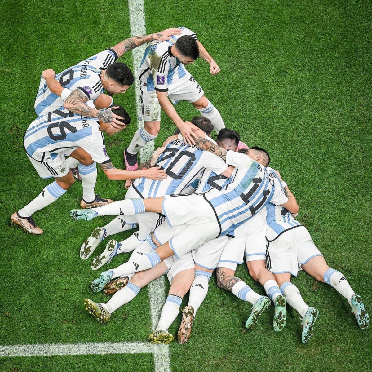 GossipRoomOff's tweet photo. 🚨 Félicitations à l'Argentine qui remporte la Coupe du Monde de football face à la France ! 👏🏆⚽️🇦🇷 (via L'Équipe) https://t.co/WDc2RX3r9j