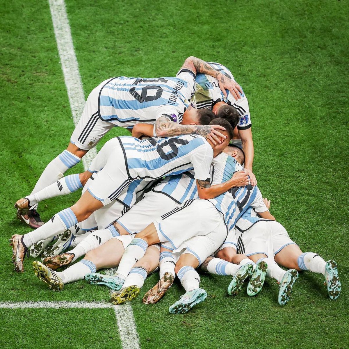 GossipRoomOff's tweet photo. 🚨 Félicitations à l'Argentine qui remporte la Coupe du Monde de football face à la France ! 👏🏆⚽️🇦🇷 (via L'Équipe) https://t.co/WDc2RX3r9j