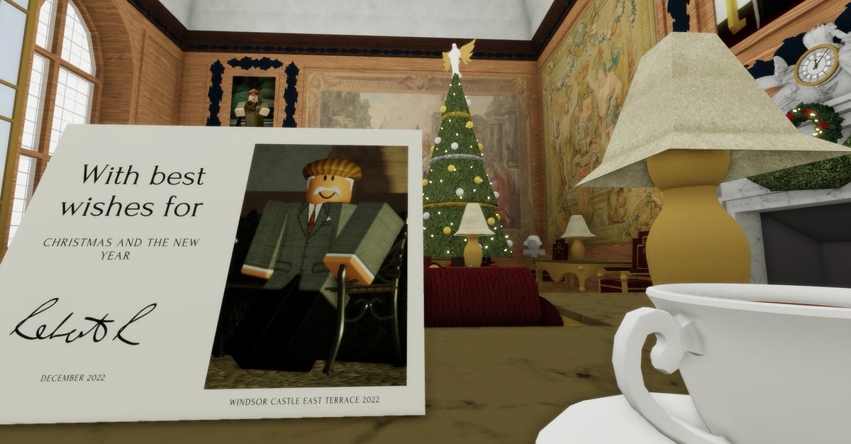 🎄We're pleased to share this year's Christmas Card from The King.

📸Straphangers, taken at the East Terrace of Windsor Castle.