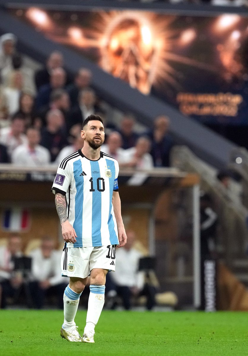 _BeFootball's tweet photo. Lionel Messi tient enfin le trophée qui lui manquait. 🐐🇦🇷 https://t.co/jkERhVoz3z