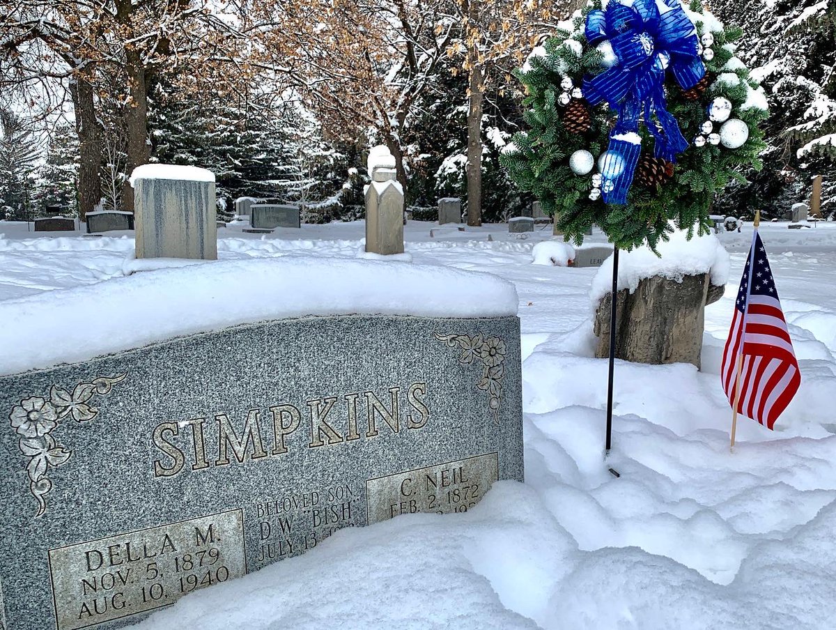 BonnevilleCSO's tweet photo. Last Friday Honor Guard, local LE and their families placed Christmas wreaths for Dep. C. Neil Simpkins and Dep. Harry P. Merrill at Rose Hill Cemetery and Dep. Wyatt C. Maser at Fielding Cemetery. We will always remember their sacrifice.  #BCSOFamily #BCSOTeam #alwaysremember https://t.co/CuySsb3Wkr