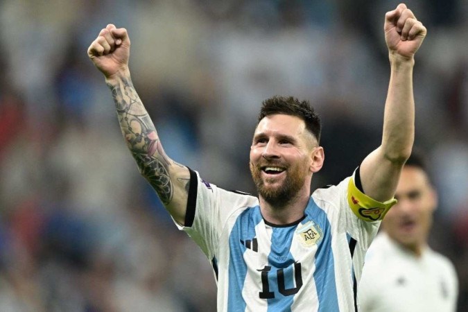 mundodabola's tweet photo. Lionel Messi é o melhor jogador dos últimos tempos. Ninguém faz o que Messi faz. Ninguém enxerga o jogo como Messi.

Não veremos nada parecido nos próximos 100, 200 anos. É uma raridade, é um extraterrestre.

Agradeça. Você está presenciando a história. Obrigado, Messi.

📸 AFP https://t.co/kKWEeFvYJ9