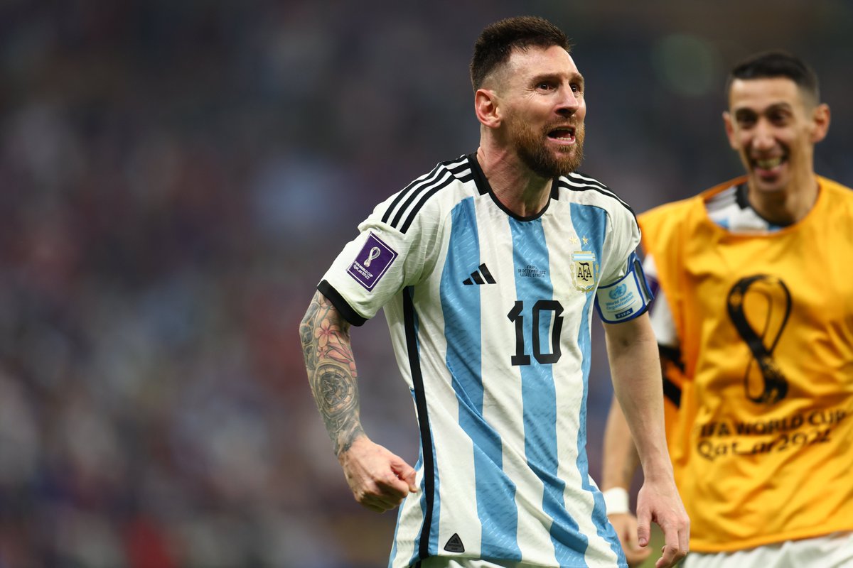 fifaworldcup_ar's tweet photo. اللحظة الأولى بعد تتويج الأرجنتين 📸🇦🇷 https://t.co/okxUctYM6u