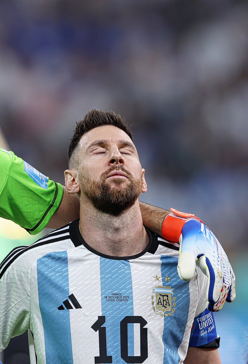 Juezcentral's tweet photo. Y en su último partido en un Mundial y tras 5 Mundiales jugados, Lionel es por fin campeón del mundo. Anotando en octavos, cuartos, semis y dos en la final. Nunca duden de él. Siempre Lionel. Siempre Messi. https://t.co/E4FUIH9BiO