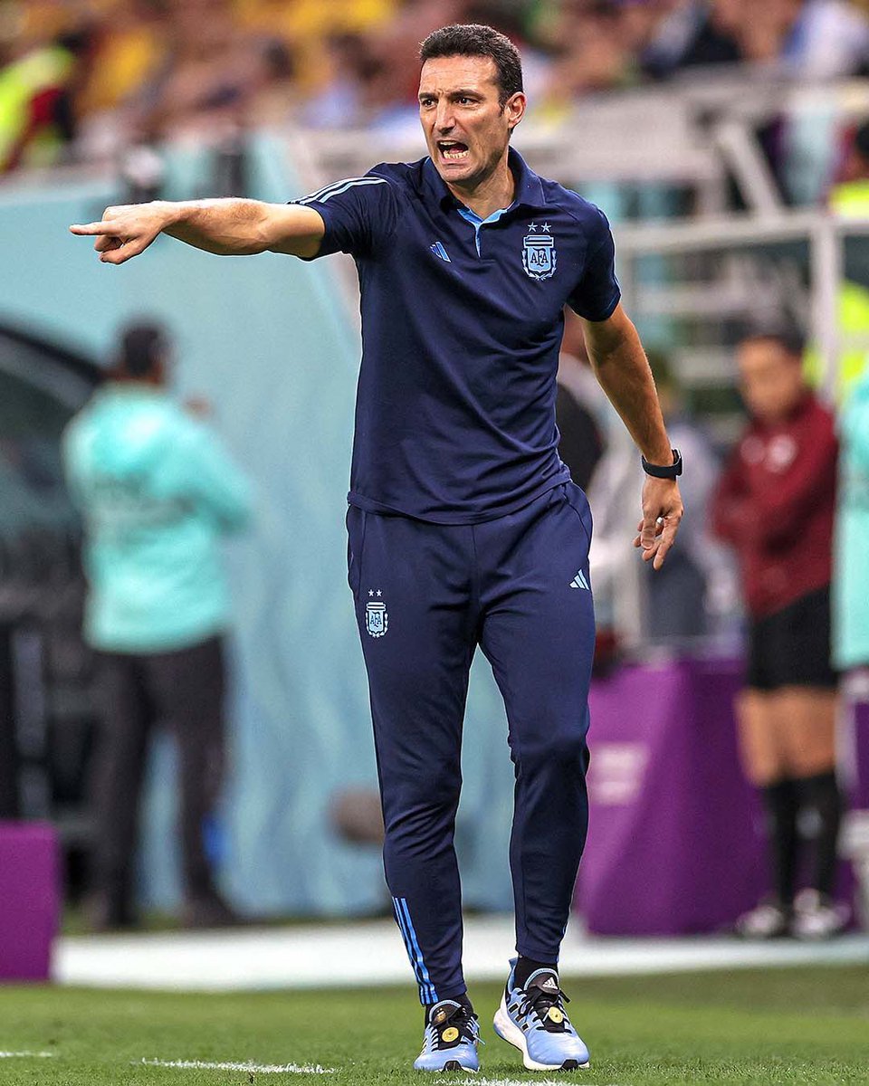 Menjalani debut sebagai pelatih (utama) profesional pada tahun 2018. Langsung di Timnas Argentina.

Setelah itu, SISANYA ADALAH SEJARAH. SATU GELAR COPA AMERICA DAN KEMUDIAN GELAR PIALA DUNIA. PELATIH MUDA KEBANGGAN ARGENTINA.

SCALONI. PUT SOME RESPECT ON HIS NAME.