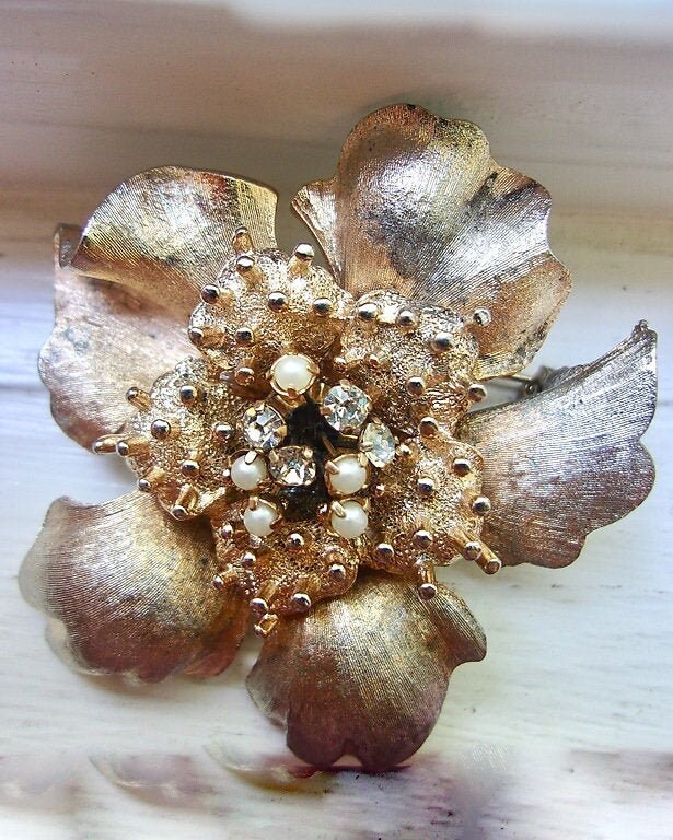 renaissancefai's tweet photo. HAR Brushed Gold Flower Brooch, Rhinestones & Pearls, Curled Petals, Signed Vintage https://t.co/a1TPVclwTD #gold #floral #women #glass #midcentury #goldplatedbrooch #floralflowerbrooch #signedhar #curledpetals https://t.co/Fuvi3CpwXp