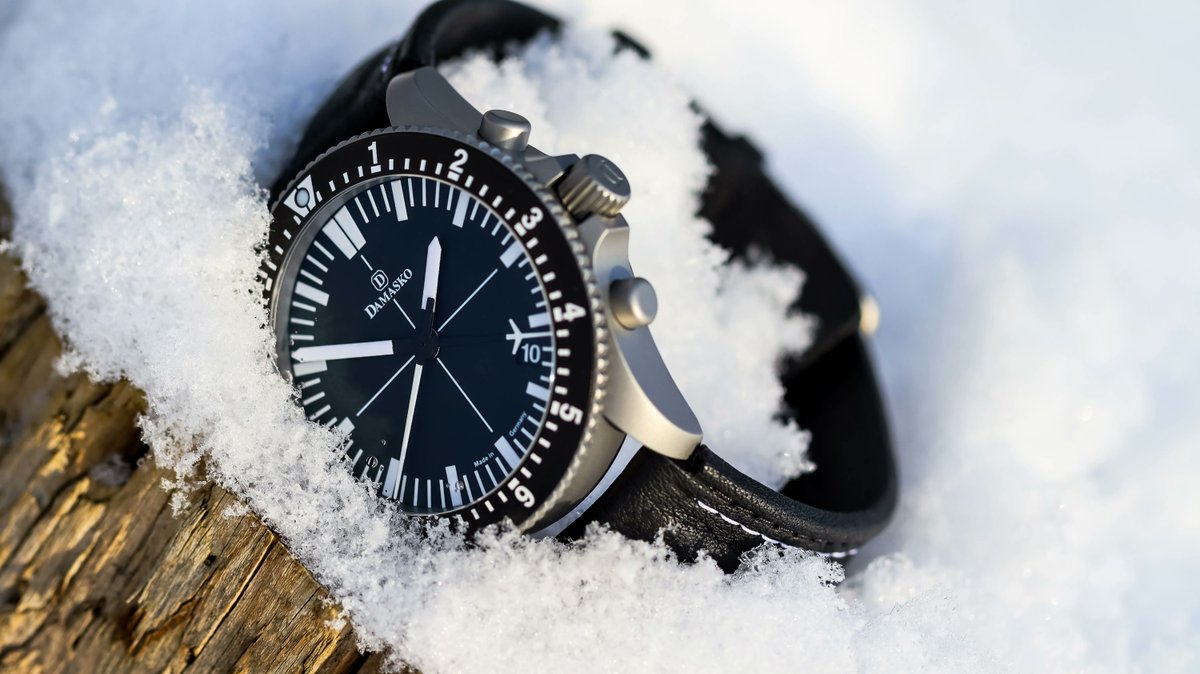 The watch manufactory wishes you all a nice and relaxing fourth advent! 😊⌚️ 
#damasko #watches #findyourdamasko #watchmanufactory #manufactory #winter #snow #dc82 #watch #dc8X #madeingermany #madeinbavaria #2022