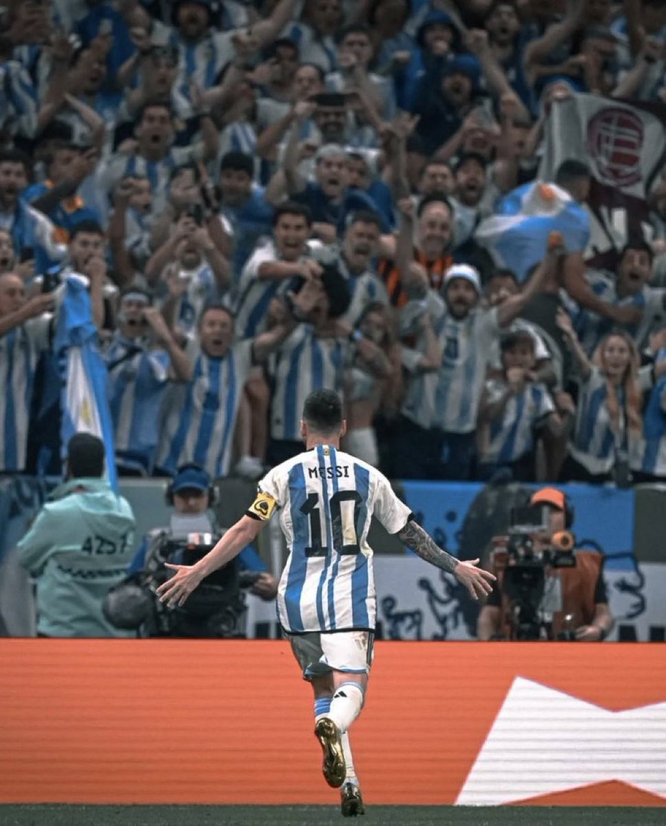 Hoje queria que a Argentina ganhasse, sim. Quem me segue já sabia. Não pela Argentina, diz-me zero. Pelo Messi.

Não gostar de Messi é não gostar de futebol. O melhor jogador que alguma vez vi e verei jogar na minha vida acaba de entrar numa categoria só dele.

Melhor de sempre.