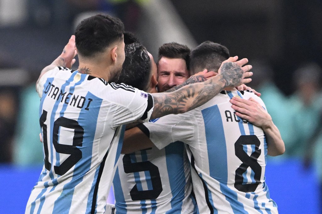 thefield_in's tweet photo. #FifaWorldCup #Qatar2022

Emotional, emotional scenes at the Lusail Stadium. Argentina are the world champions again. Lionel Messi is world champion for the first time. ❤️

#ARG vs #FRA:
https://t.co/B8zXIOKxIQ https://t.co/cgMBO1Ifby