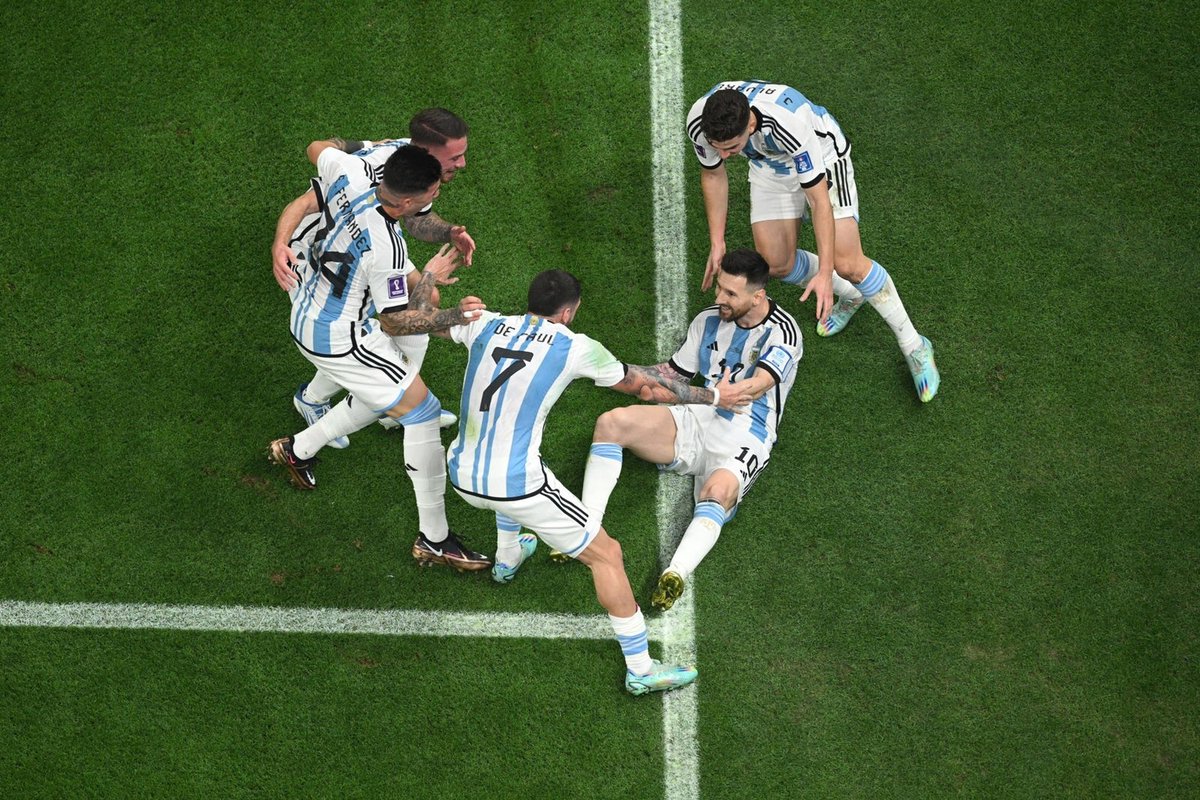 U_9_Nothing's tweet photo. Fav moments of the game🥺😭 Leo Messi my love #WorldCup https://t.co/TbFOZMPpmk