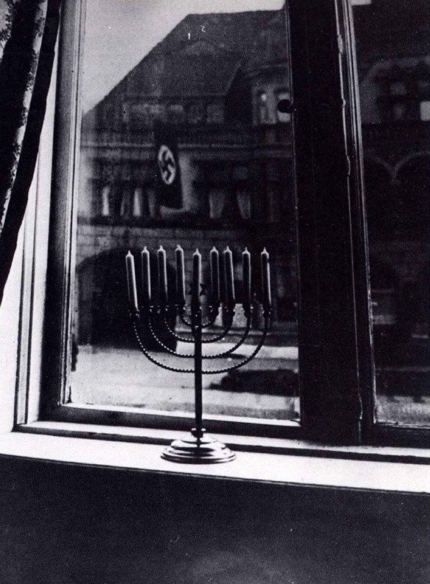 Macarena_Olona's tweet photo. Que la Luz siga iluminando en la oscuridad.

Feliz #Hanukkah a todos los miembros de la comunidad judía. https://t.co/wfeMYeORLY