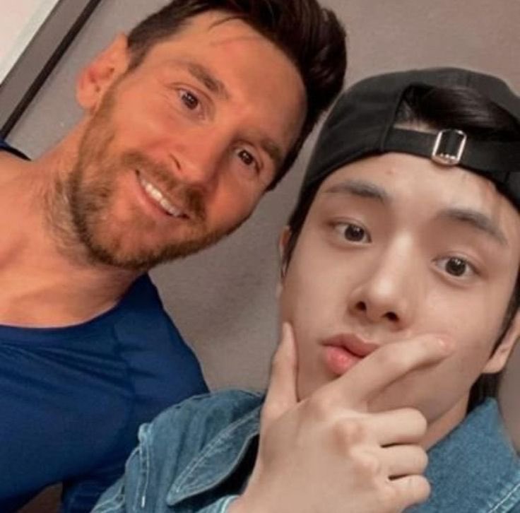 cloudyjay_w's tweet photo. JAKE Y EL AMOR DE SU VIDA MESSI https://t.co/Z9GbbRjPOm