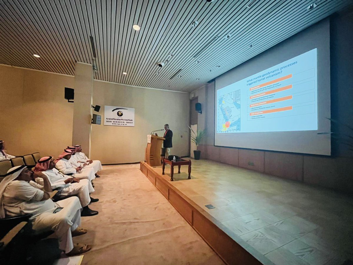 SgsOrgSa's tweet photo. تعاوناً مع @GG_ksu أقامت @SgsOrgSa محاضرة علمية بعنوان " البراكين المنتشرة حول العالم وفي الحرات العربية “ قدمها البروفيسور شانكا دي سيلفا، أستاذ علم البراكين بجامعة ولاية أوريغون الأمريكية لتعريف المشاركين بالطرق المستخدمة في الظواهر البركانية المنتشرة حول العالم ودوافع دراستها. https://t.co/xymSuKV0RN